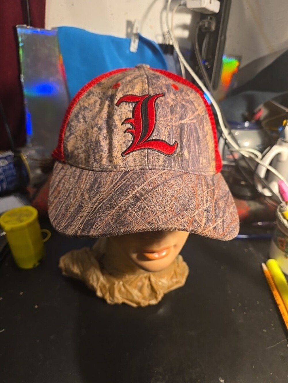051126 Louisville Cardinals camouflage cap features a Mossy Oak pattern#box 22v